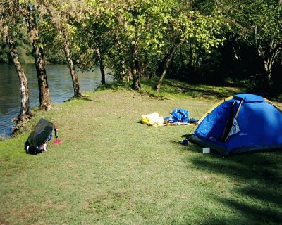 Boot und Zelt auf Campingplätzchen vor SOUILLAC, 